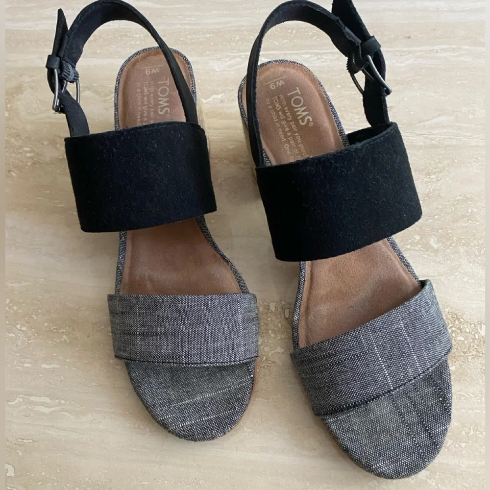TOMS SUEDE / CHAMBRAY SANDALS